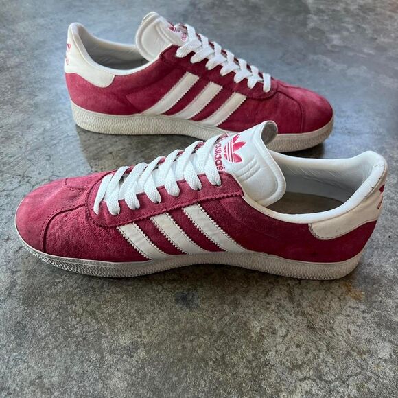 Adidas Gazelle Men's Burgundy Sneakers 3 Stripe Classic Trainers - Picture 2 of 8